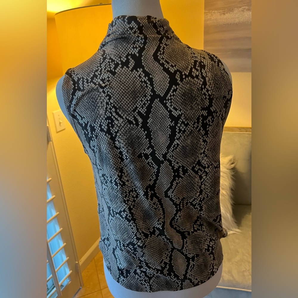 🌴🔥 Babaton Gray Python Print Sleeveless Top - Picture 5 of 6